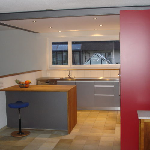 Küche Rot und Holzablage