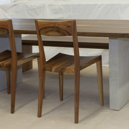 Holztisch mit Bank und Stühlen
