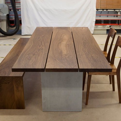 Holztisch aus Schweizerholz