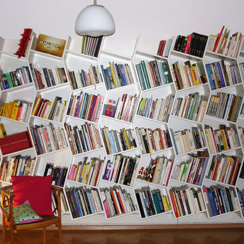 Bücherregal in Schräglage