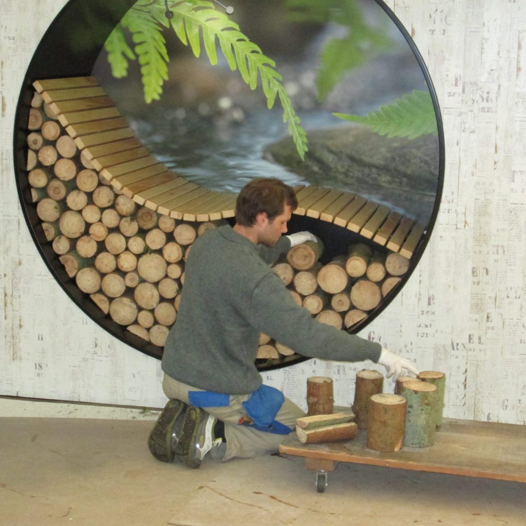 Holzrugel einfüllen in Holzkreis-Liege