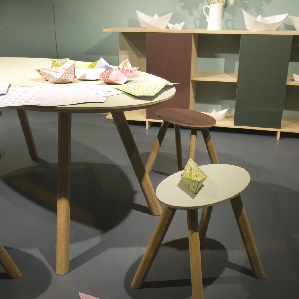 Tisch und Hocker mit Linoleum